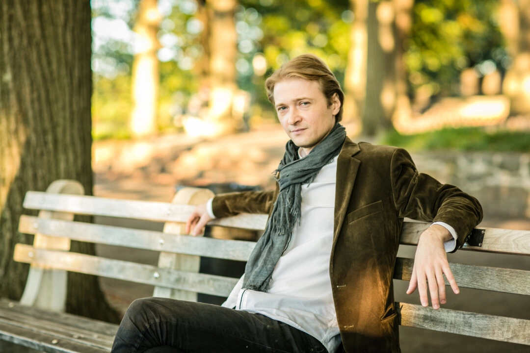Pianist Dmitri Levkovich at Fort Tryon Park in New York City on Oct. 10, 2016. Benjamin Chasteen/Epoch Times